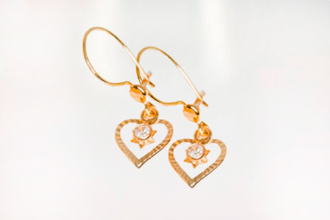 Avosydänkorvakorut kivellä