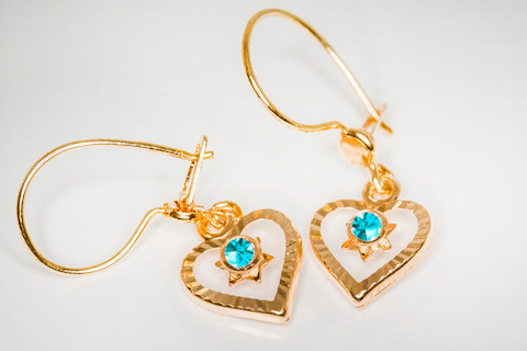 Avosydänkorvakorut kivellä