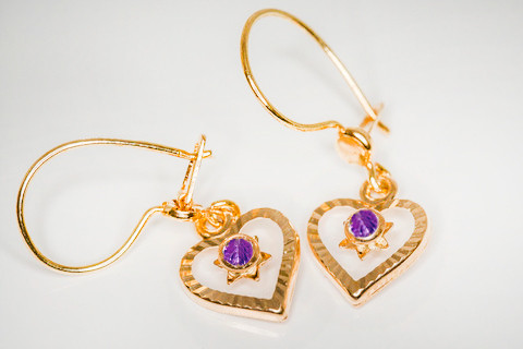 Avosydänkorvakorut kivellä