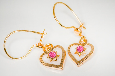 Avosydänkorvakorut kivellä