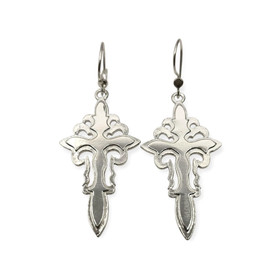 Ornamenttiristi koukkukorvakorut.