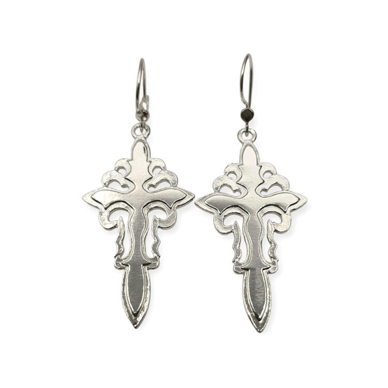 Ornamenttiristi koukkukorvakorut.