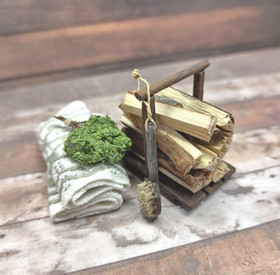 Nukkekodin Puinen puunkantokori + halot (ruskea)