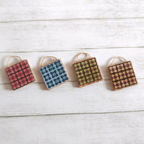 Nukkekodin Pannunalunen - Retrokukka neliö (4 eri väriä)