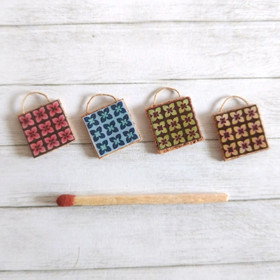 Nukkekodin Pannunalunen - Retrokukka neliö (4 eri väriä)