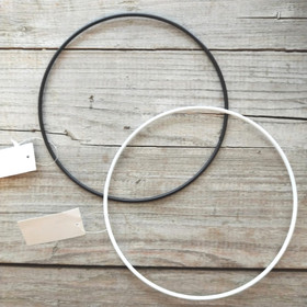 Metallirengas 15 cm - Musta tai valkoinen
