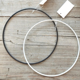 Metallirengas 25 cm - Musta tai valkoinen