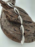 Daria hopeinen rannekoru