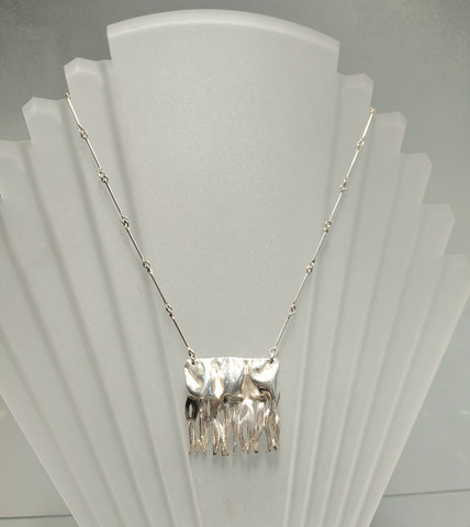 Hopeinen riipus Icicles