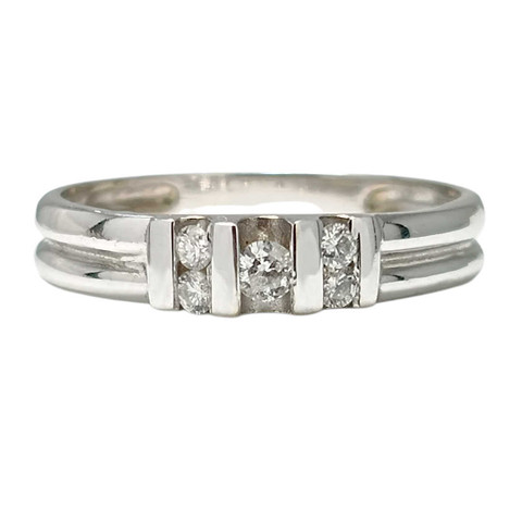 Timanttisormus viidellä timantilla, valkokultaa 