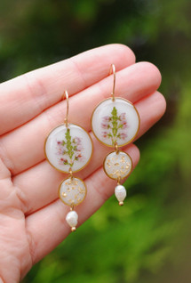 Kanerva -korvakorut helmellä, valkoinen/kulta