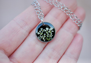 Koiranputki -riipus, musta/hopea