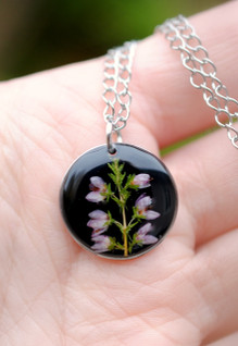 Kanerva -riipus, musta/hopea