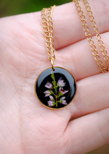 Kanerva -riipus, musta/kulta