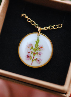 Kanerva -riipus, valkoinen/kulta