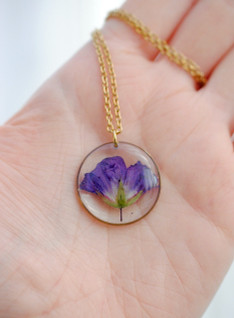 Metsäkurjenpolvi-riipus, kulta 25 mm