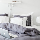 Harmaja tuplapussilakana ja kaksi tyynyliinaa, 100% pellavaa