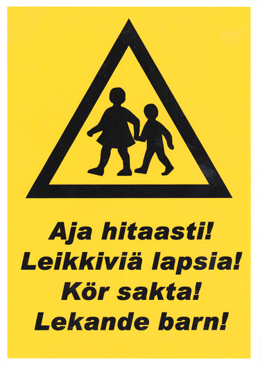 Aja hitaasti! Leikkiviä lapsia! kyltti