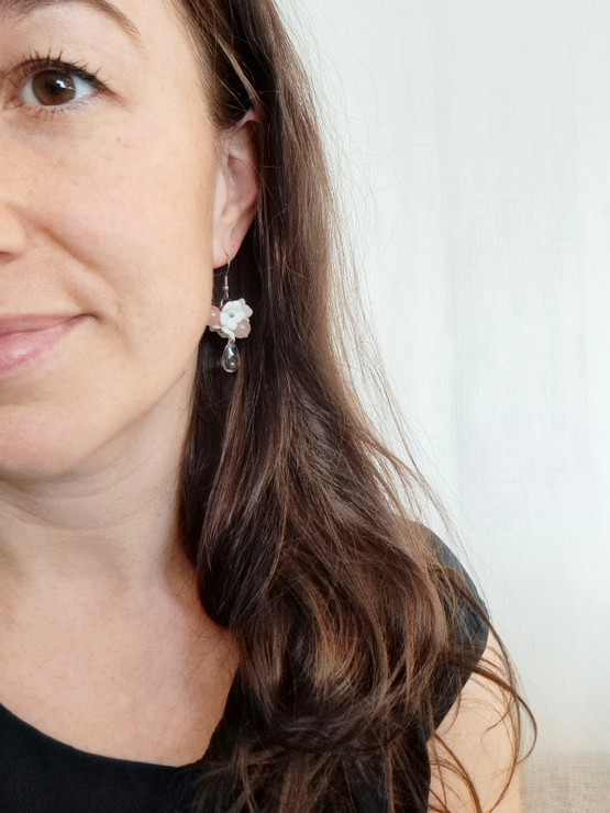 Viola - keramiikkakoru pisarahelmellä, eri värejä