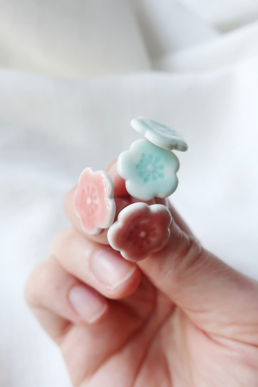 Kukka - keramiikkanappi, eri värejä