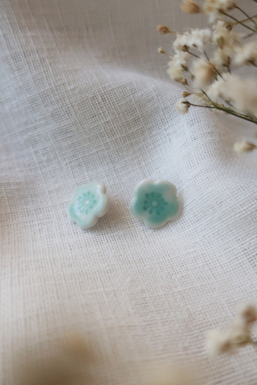 Kukka - keramiikkanappi, eri värejä