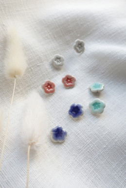 Pikkukukka - keramiikkanappi, eri värejä