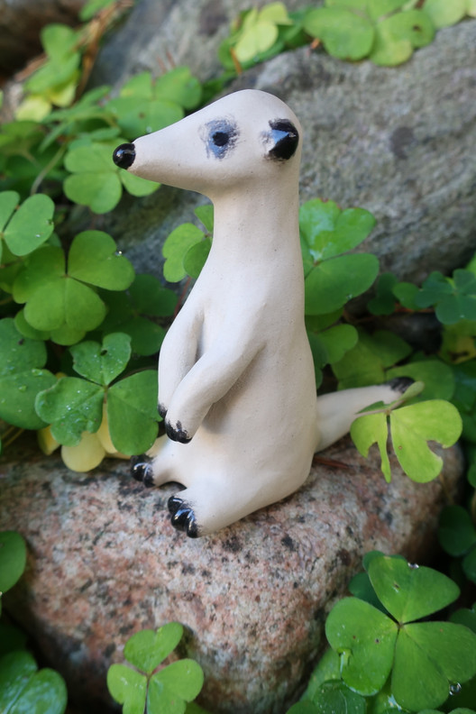 Mangusti -keramiikkaeläin