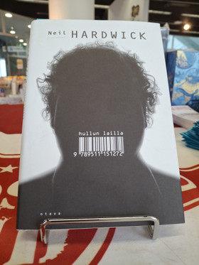 Hardwick, Neil: Hullun lailla