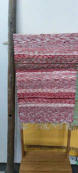 Punainen vihreällä raidalla- kaitaliina