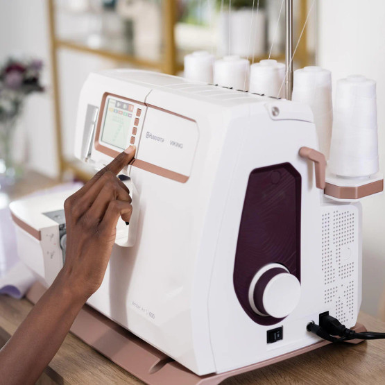 HUSQVARNA® VIKING® AMBER™ Air S | 600 Coverlock