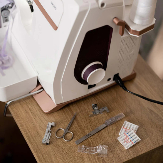 HUSQVARNA® VIKING® AMBER™ Air S | 600 Coverlock