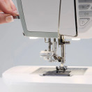 HUSQVARNA® VIKING® DESIGNER TOPAZ™ 55Q ompelukone NYT -15%