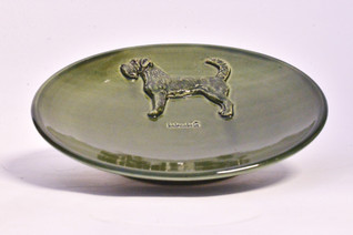 Kromfohrländer karkeakarvainen teelautanen tai kauhanalunen