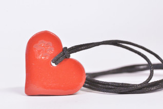 Punainen Tassunjälki sydämessä kaulakoru