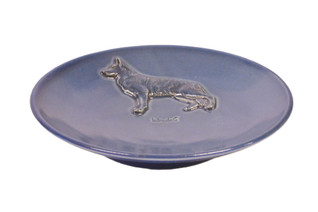 Saksanpaimenkoira näyttelylinjainen teelautanen tai kauhanalunen