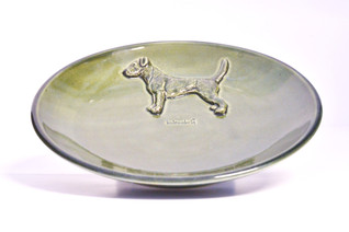 Saksanmetsästysterrieri teelautanen tai kauhanalunen