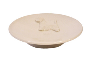 Valkoinen länsiylämaanterrieri teelautanen tai kauhanalunen