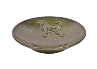 Venäjänmustaterrieri teelautanen tai kauhanalunen