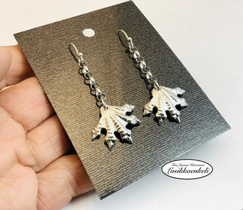 Korvakorut kynnet ketjulla