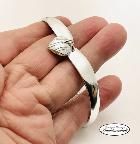 Rannekoru Hopeasiipi  Liekkisydämellä