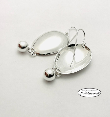 Lusikkakorvakorut pesät hopeapallolla 