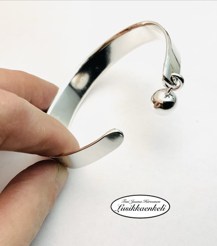 Lusikkarannekoru Pallolla