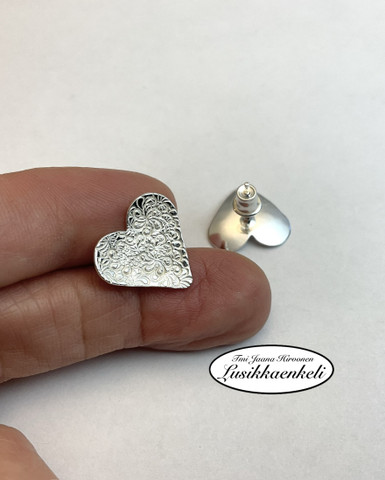 Nappikorvakorut sydän Kukkaketo (15 mm x 15 mm)