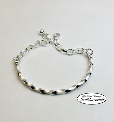 Rannekoru Kierteinen