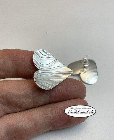 Nappikorvakorut  Sydänliekki 23 mm x 23 mm