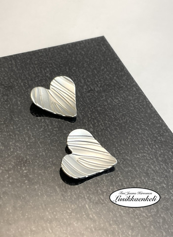 Nappikorvakorut  Sydänliekki 15 mm x 15 mm