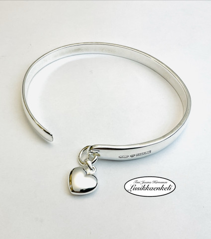 Lusikkarannekoru sydämellä