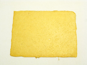 A4 auringon keltainen, revitty reuna