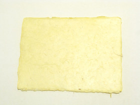 A4 vaaleankeltainen, revitty reuna