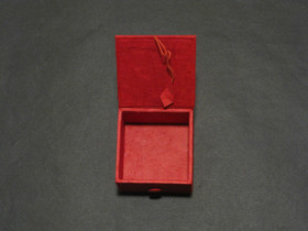 Kannellinen rasia, punainen